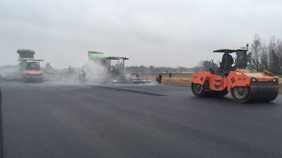 鑫基石建设集团曹县鸭绿江路和富民大道沥青路面同时摊铺