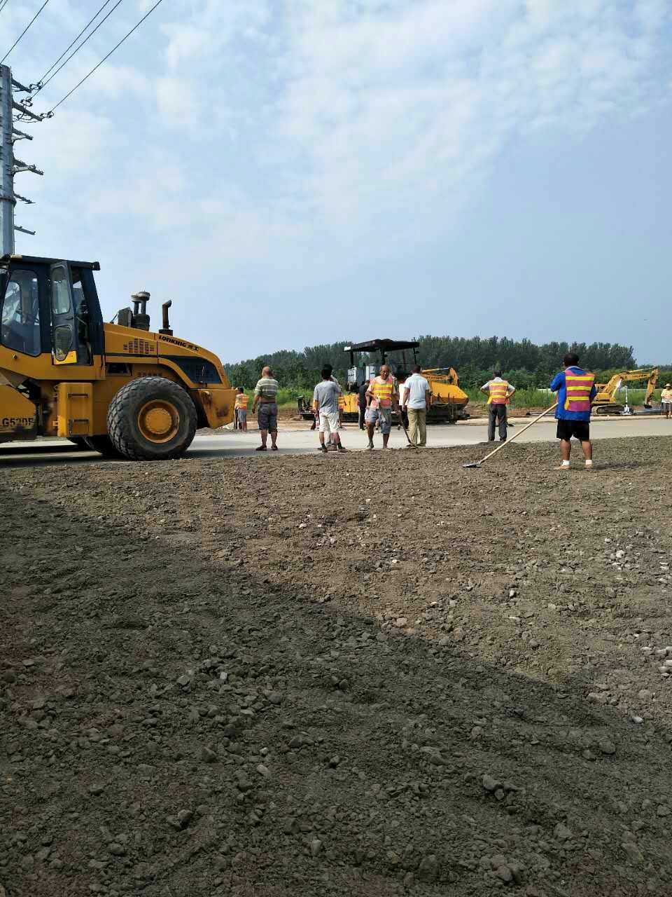 曹县淮河路工地水稳摊铺进行中